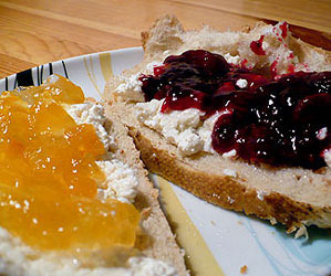 Sweetened curd cheese sandwiches with jam