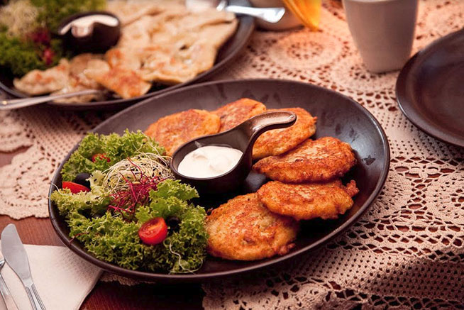 Food tasting with Delicious Poland: placki ziemniaczane.